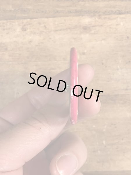 80年代頃のHow Can I Love You If You Won't Lie Down?のメッセージが書かれたヴィンテージの缶バッチ