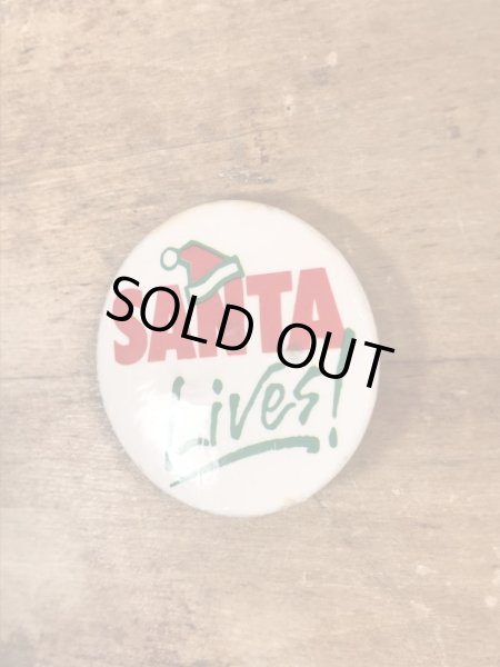 80'sのSanta Lives!のメッセージが書かれたビンテージの缶バッジ