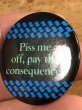 80'sのPiss Me Off, Pay The Consequencesのメッセージが書かれたヴィンテージの缶バッチ