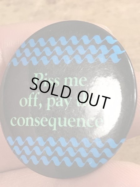 80'sのPiss Me Off, Pay The Consequencesのメッセージが書かれたヴィンテージの缶バッチ