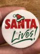 80年代頃のSanta Lives!のメッセージが書かれたヴィンテージの缶バッチ