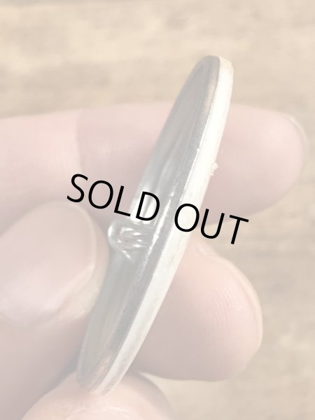 80'sのSanta Lives!のメッセージが書かれたビンテージの缶バッジ