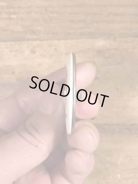 80年代頃のSanta Lives!のメッセージが書かれたヴィンテージの缶バッチ