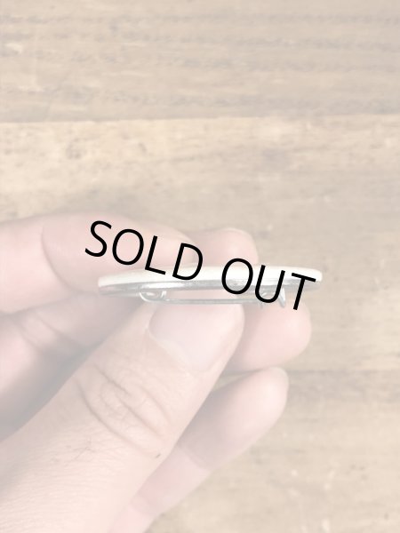 80'sのSanta Lives!のメッセージが書かれたビンテージの缶バッジ