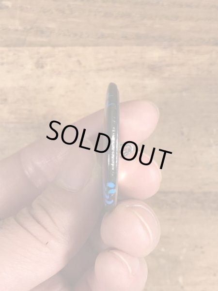 80年代頃のPiss Me Off, Pay The Consequencesのメッセージが書かれたビンテージの缶バッジ