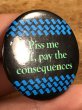 80年代頃のPiss Me Off, Pay The Consequencesのメッセージが書かれたビンテージの缶バッジ