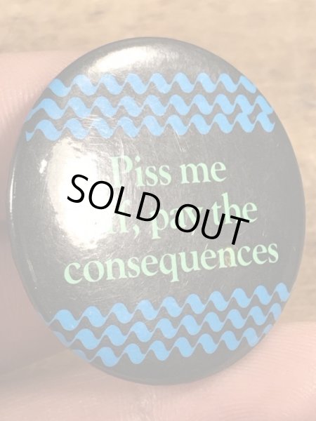 80年代頃のPiss Me Off, Pay The Consequencesのメッセージが書かれたビンテージの缶バッジ