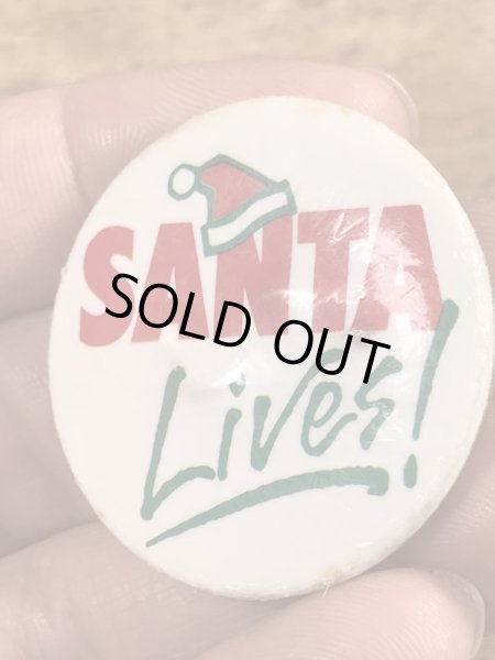 80'sのSanta Lives!のメッセージが書かれたビンテージの缶バッジ