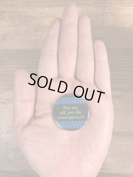 80年代頃のPiss Me Off, Pay The Consequencesのメッセージが書かれたビンテージの缶バッジ