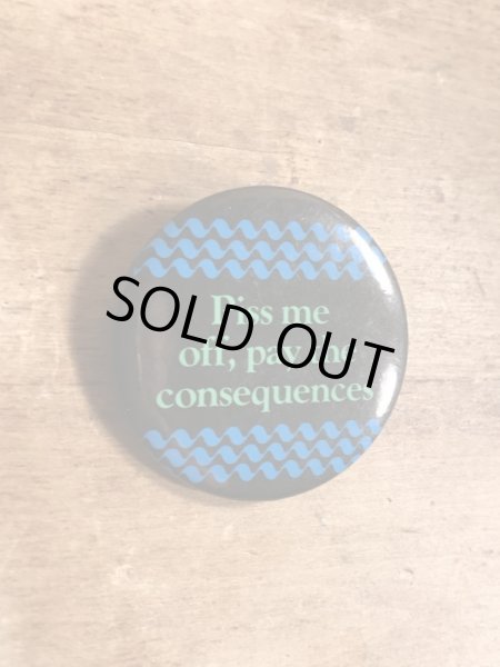 80年代頃のPiss Me Off, Pay The Consequencesのメッセージが書かれたビンテージの缶バッジ