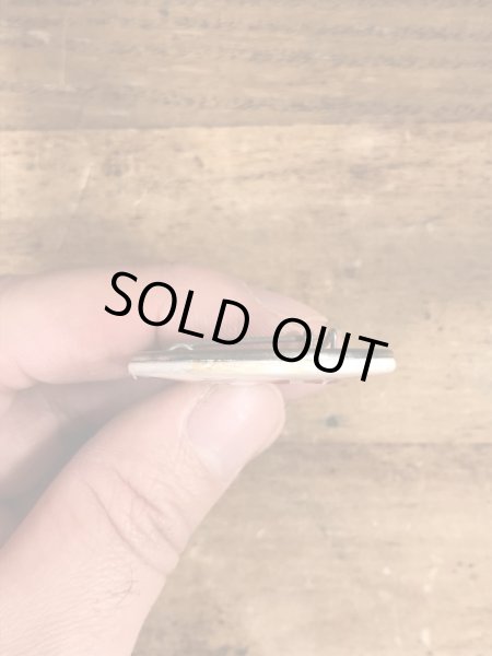 80'sのSanta Lives!のメッセージが書かれたビンテージの缶バッジ