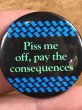 80年代頃のPiss Me Off, Pay The Consequencesのメッセージが書かれたビンテージの缶バッジ