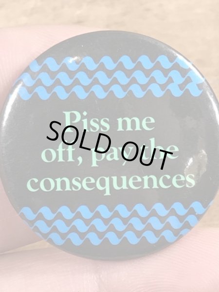 80年代頃のPiss Me Off, Pay The Consequencesのメッセージが書かれたビンテージの缶バッジ