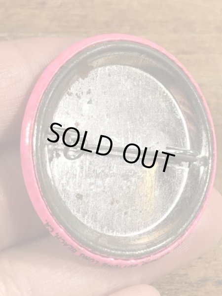 80'sのWho The Hell Invited You?のメッセージが書かれたビンテージの缶バッジ