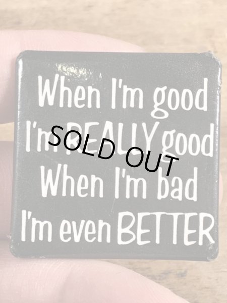 80年代頃のWhen I'm Good I'm Really Good...のメッセージが書かれたヴィンテージの缶バッチ