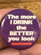 80年代頃のThe More I Drink The Better You Lookのメッセージが書かれたビンテージの缶バッジ