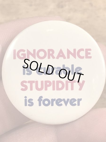 80年代頃のIgnorance Is Curable Stupidity Is Foreverのメッセージが書かれたヴィンテージの缶バッチ