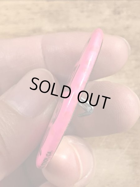 80年代頃のWho The Hell Invited You?のメッセージが書かれたヴィンテージの缶バッチ