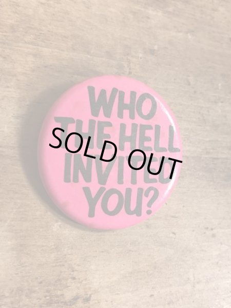 80年代頃のWho The Hell Invited You?のメッセージが書かれたヴィンテージの缶バッチ