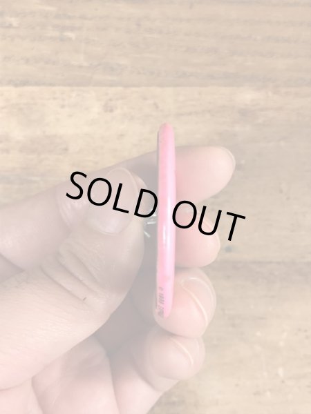 80年代頃のWho The Hell Invited You?のメッセージが書かれたヴィンテージの缶バッチ