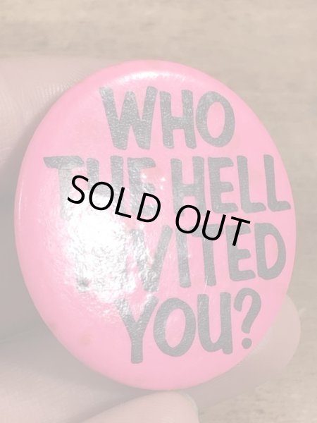 80年代頃のWho The Hell Invited You?のメッセージが書かれたヴィンテージの缶バッチ