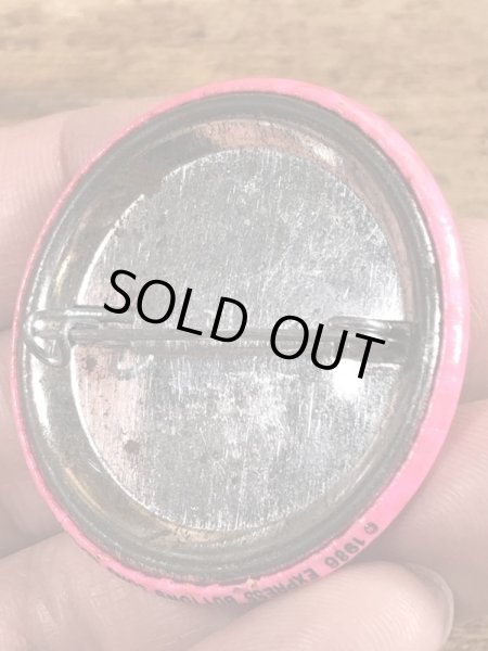 80年代頃のWho The Hell Invited You?のメッセージが書かれたヴィンテージの缶バッチ