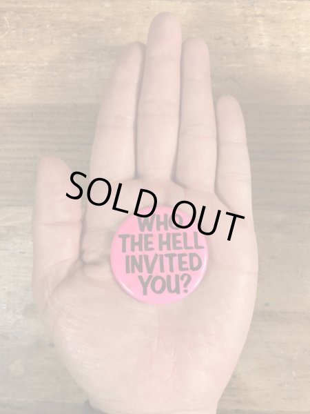 80年代頃のWho The Hell Invited You?のメッセージが書かれたヴィンテージの缶バッチ