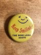 80年代頃のKeep Smiling...のメッセージが書かれたビンテージの缶バッジ