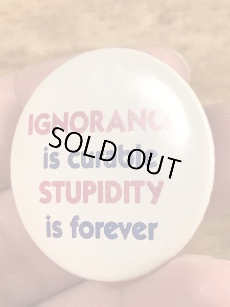 80'sのIgnorance Is Curable Stupidity Is Foreverのメッセージが書かれたビンテージの缶バッジ