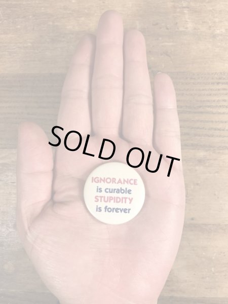 80'sのIgnorance Is Curable Stupidity Is Foreverのメッセージが書かれたビンテージの缶バッジ