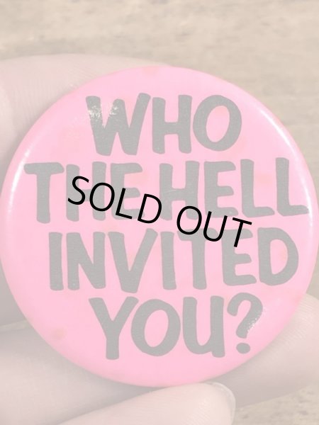 80年代頃のWho The Hell Invited You?のメッセージが書かれたヴィンテージの缶バッチ