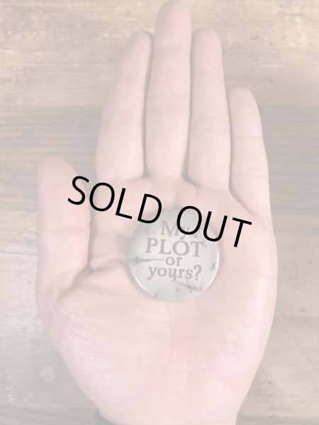 80年代頃のMy Plot Or Yours?のメッセージが書かれたビンテージの缶バッジ