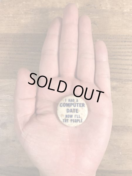 60~70年代頃のI Had A Computer Date Now I'll Try Peopleのメッセージが書かれたビンテージの缶バッジ