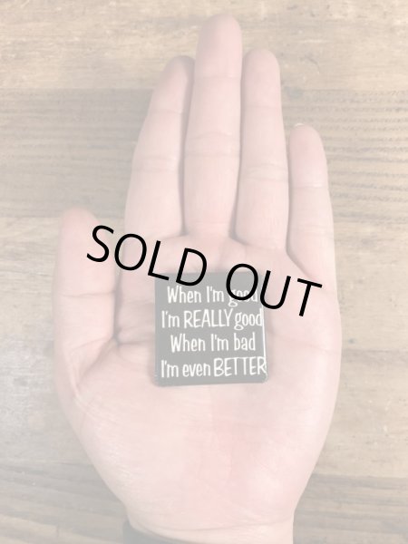 80年代頃のWhen I'm Good I'm Really Good...のメッセージが書かれたヴィンテージの缶バッチ