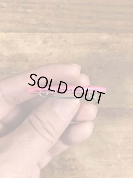 80'sのWho The Hell Invited You?のメッセージが書かれたビンテージの缶バッジ