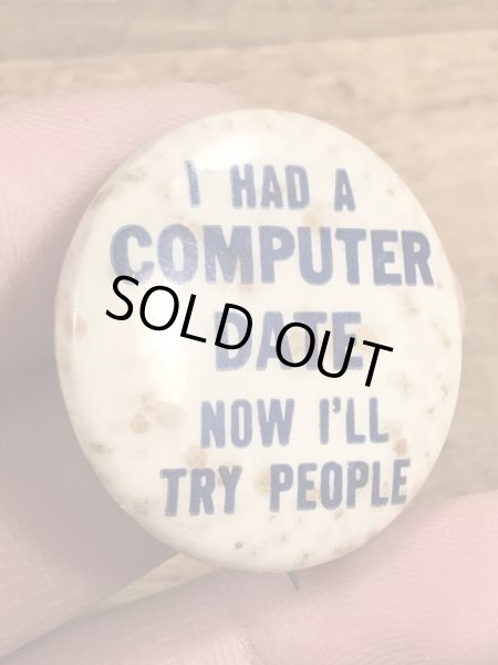 60~70年代頃のI Had A Computer Date Now I'll Try Peopleのメッセージが書かれたビンテージの缶バッジ
