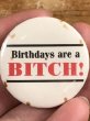 80年代頃のBirthdays Are A Bitch!のメッセージが書かれたビンテージの缶バッジ