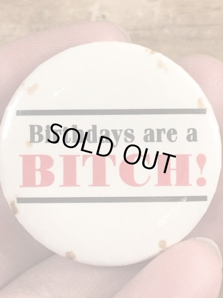 80年代頃のBirthdays Are A Bitch!のメッセージが書かれたビンテージの缶バッジ