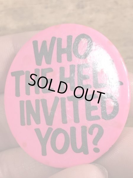 80'sのWho The Hell Invited You?のメッセージが書かれたビンテージの缶バッジ