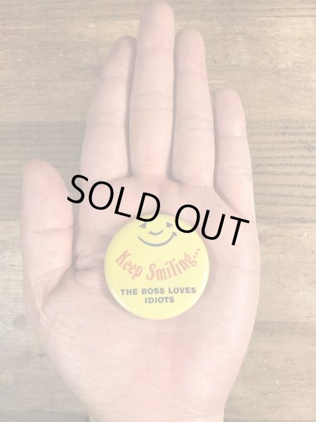 80年代頃のKeep Smiling...のメッセージが書かれたビンテージの缶バッジ