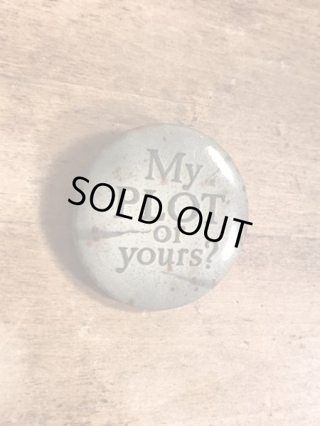 80年代頃のMy Plot Or Yours?のメッセージが書かれたビンテージの缶バッジ