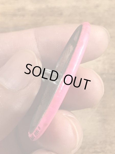 80'sのWho The Hell Invited You?のメッセージが書かれたビンテージの缶バッジ