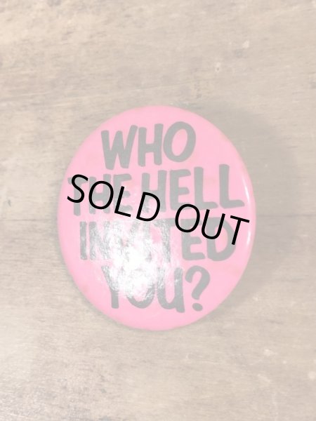 80'sのWho The Hell Invited You?のメッセージが書かれたビンテージの缶バッジ