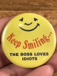 80年代頃のKeep Smiling...のメッセージが書かれたビンテージの缶バッジ