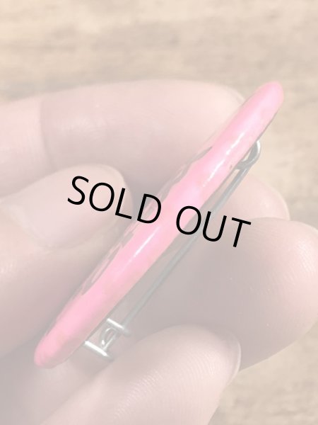 80年代頃のWho The Hell Invited You?のメッセージが書かれたヴィンテージの缶バッチ