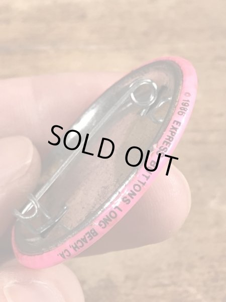 80'sのWho The Hell Invited You?のメッセージが書かれたビンテージの缶バッジ