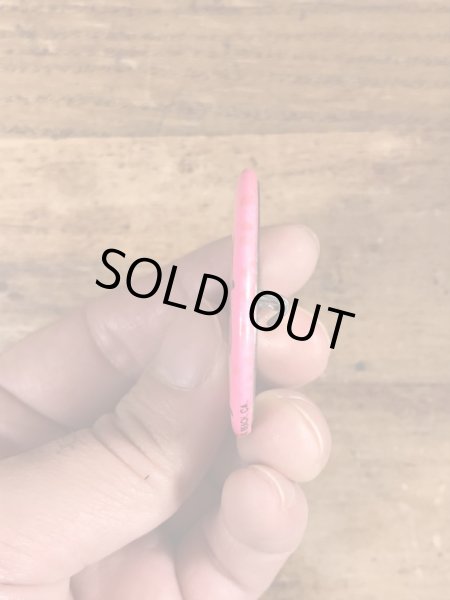 80年代頃のWho The Hell Invited You?のメッセージが書かれたヴィンテージの缶バッチ