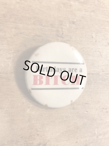 80年代頃のBirthdays Are A Bitch!のメッセージが書かれたビンテージの缶バッジ