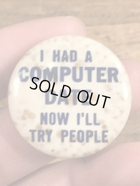 60~70年代頃のI Had A Computer Date Now I'll Try Peopleのメッセージが書かれたビンテージの缶バッジ
