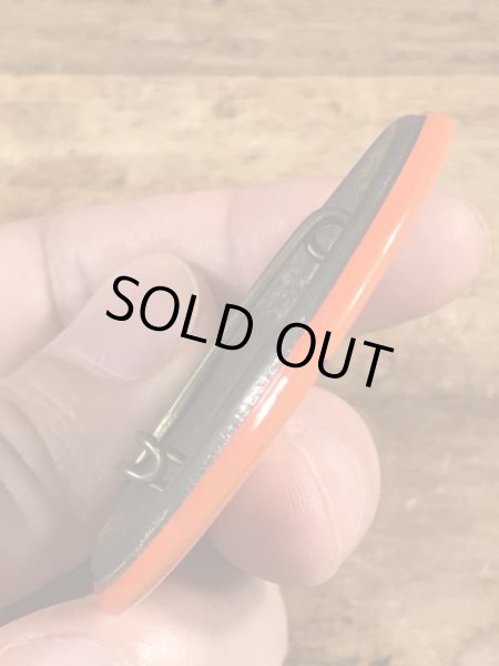 70'sのメッセージが書かれたビンテージの缶バッジ